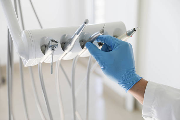Professional Emergency Dentist technician working in Northbrook, IL